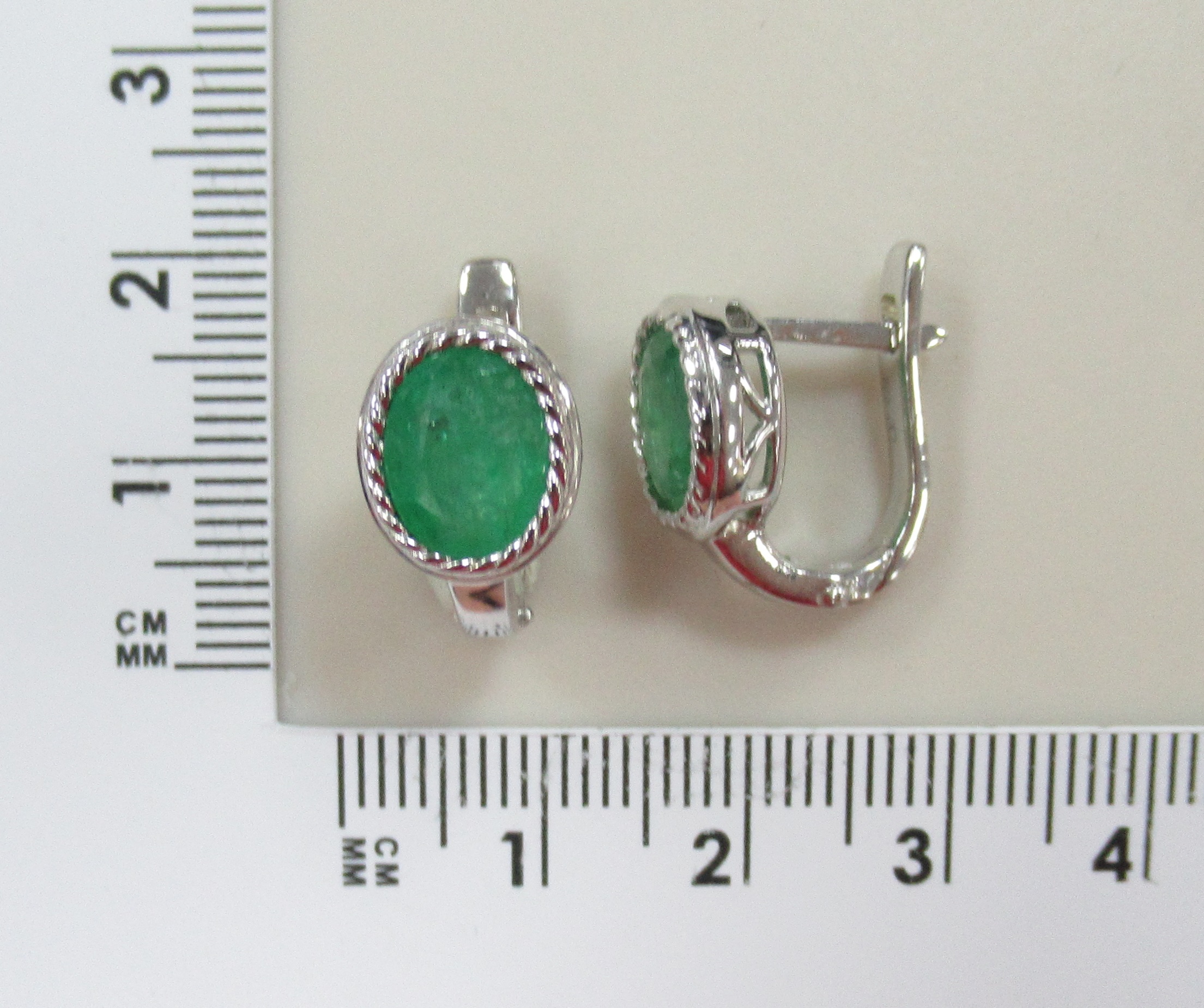 Серебряные серьги с изумрудами